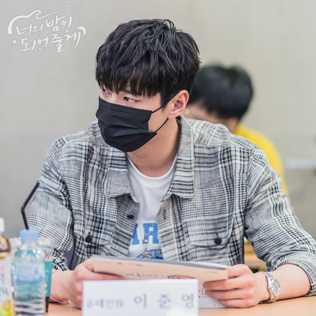SBSNOW's tweet photo. 시청자들의 눈과 귀를 즐겁게 해줄 밴드가 왔다!🥰
밴드 루나와 정인선의 대본 리딩 첫 스틸 공개📸

SBS 새 드라마 <너의 밤이 되어줄게>
☞ 11월 첫 방송 예정

#SBS새드라마 #너의밤이되어줄게 
#정인선 #이준영 #장동주 #김종현 #윤지성 #김동현 
#뉴이스트 #AB6IX #LUNA #밴드루나 https://t.co/vR9RwIMP71