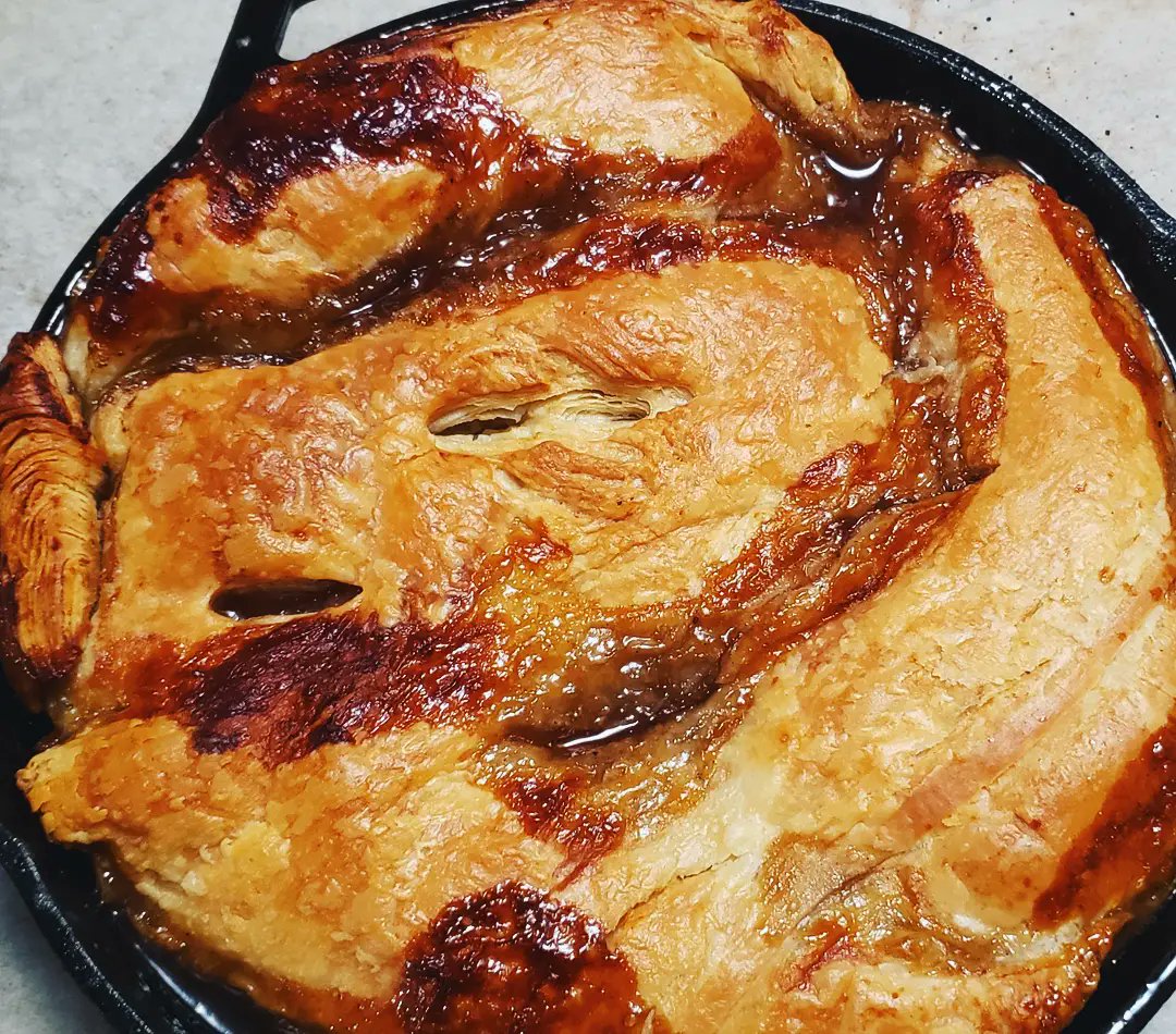 cbi777's tweet photo. I totally could've not been lazy and rolled it out some more but I didn't know how much puff was left in it. Still so very tasty. #tartetatin #freestonepeaches #buttersugarflour #butterygoodness #thesugarplumfairystrikesagain https://t.co/ixLWMQqhFX