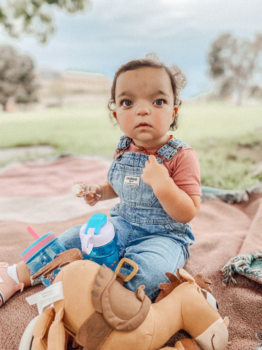 emtrnmd's tweet photo. Kinsley enjoying today’s peaceful protest! She clapped every time cars would drive by and honk! She also hung out with some of her friends from previous protests! 🪧❤️ #medicalfreedom #promedicalfreedom https://t.co/OP6AxBB8rM
