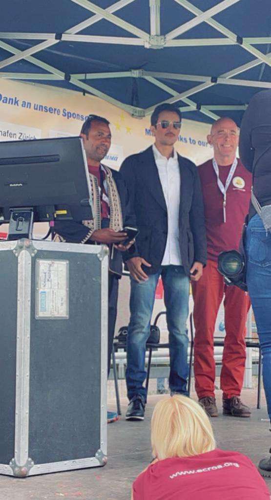 عندما كنت في زياره لأوروبا هذا الصيف سعدت بحضور مزاين الابل في سويسرا 
وتشرفت عند زيارتي لهم بطلبهم ان اكون المحكم الذي يفصل في جميع النتائج 
ووجدت ان محبة الابل وصلت لأفاق العالم