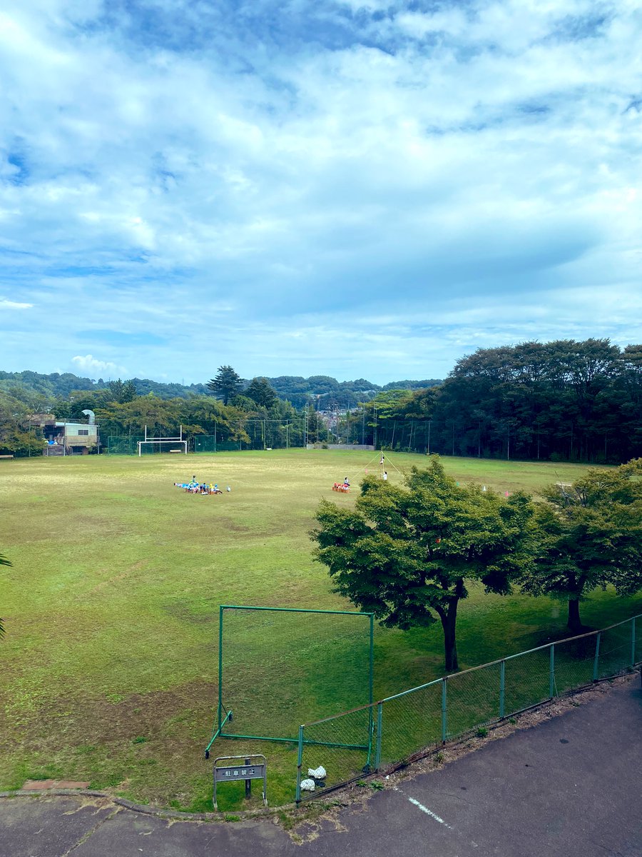 futottarou's tweet photo. 園児達がグランドで運動会の練習してる。仕事がんばろ。 https://t.co/8UtgtzGhph
