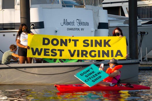 jbendery's tweet photo. Today, people in boats and kayaks floated up to Joe Manchin's houseboat in DC to protest his opposition to the reconciliation package. https://t.co/pJ1wpTEtfE