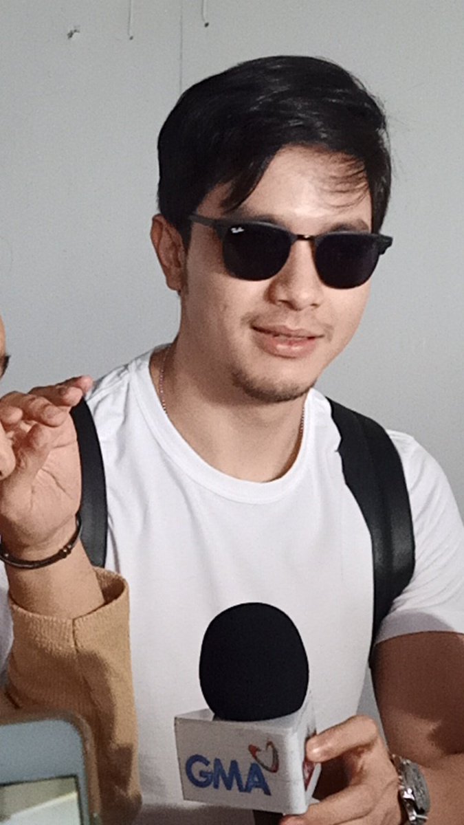 ALDENaticsQC_'s tweet photo. Posting some of his airport pogi shots,just because he's extra pogi pag nasa airport siya :) Dami pa yan!
@aldenrichards02
#AldenRichards 
#TheWorldBetweenUs https://t.co/xowA3Rgsmq