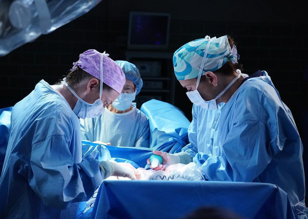 sunflowerhart's tweet image. how it started:             how it is going in:
                                                                           
         2005                                  2021

#GreysAnatomy