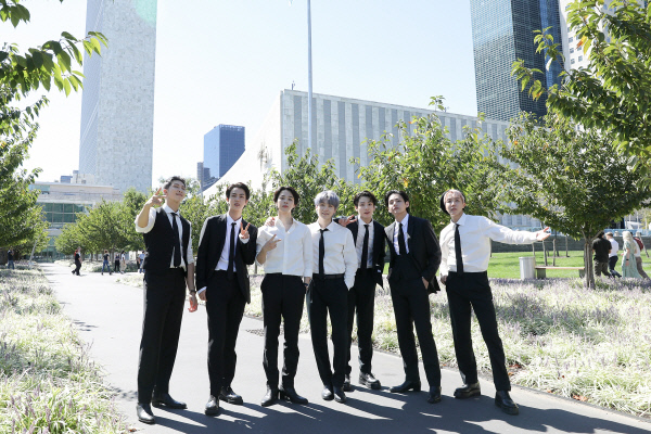 theseoulstory's tweet photo. BTS announces 'BTS PERMISSION TO DANCE ON STAGE - LA' happening November 27 &amp; 28 and December 1 &amp; 2 at SoFi Stadium

This marks their first offline concert since 2019

Source: https://t.co/v5Q2sZjFUX https://t.co/GyleMcGTFn