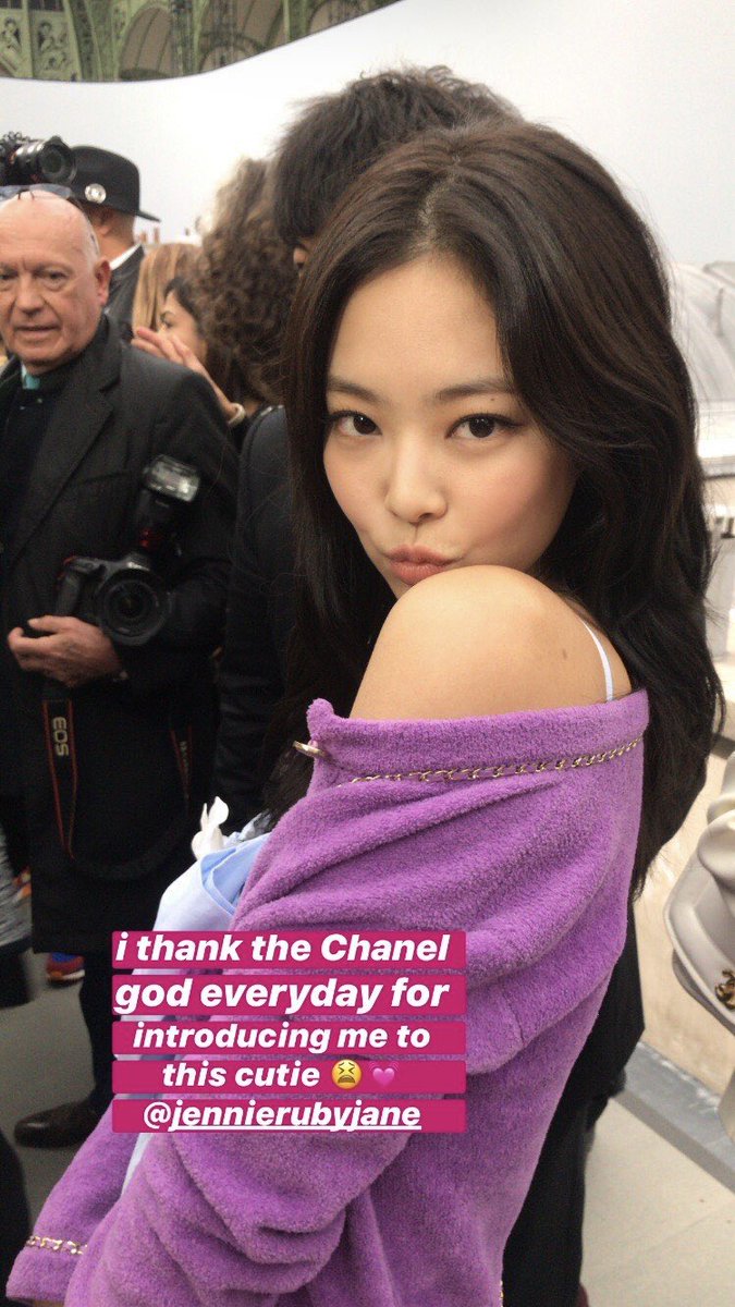 JENNIE FOCUS on X: Merry Christmas gift from chanel 🤍🤍🤍🎄🎄🎄🤍🤍🤍  Christmas at home this year  / X