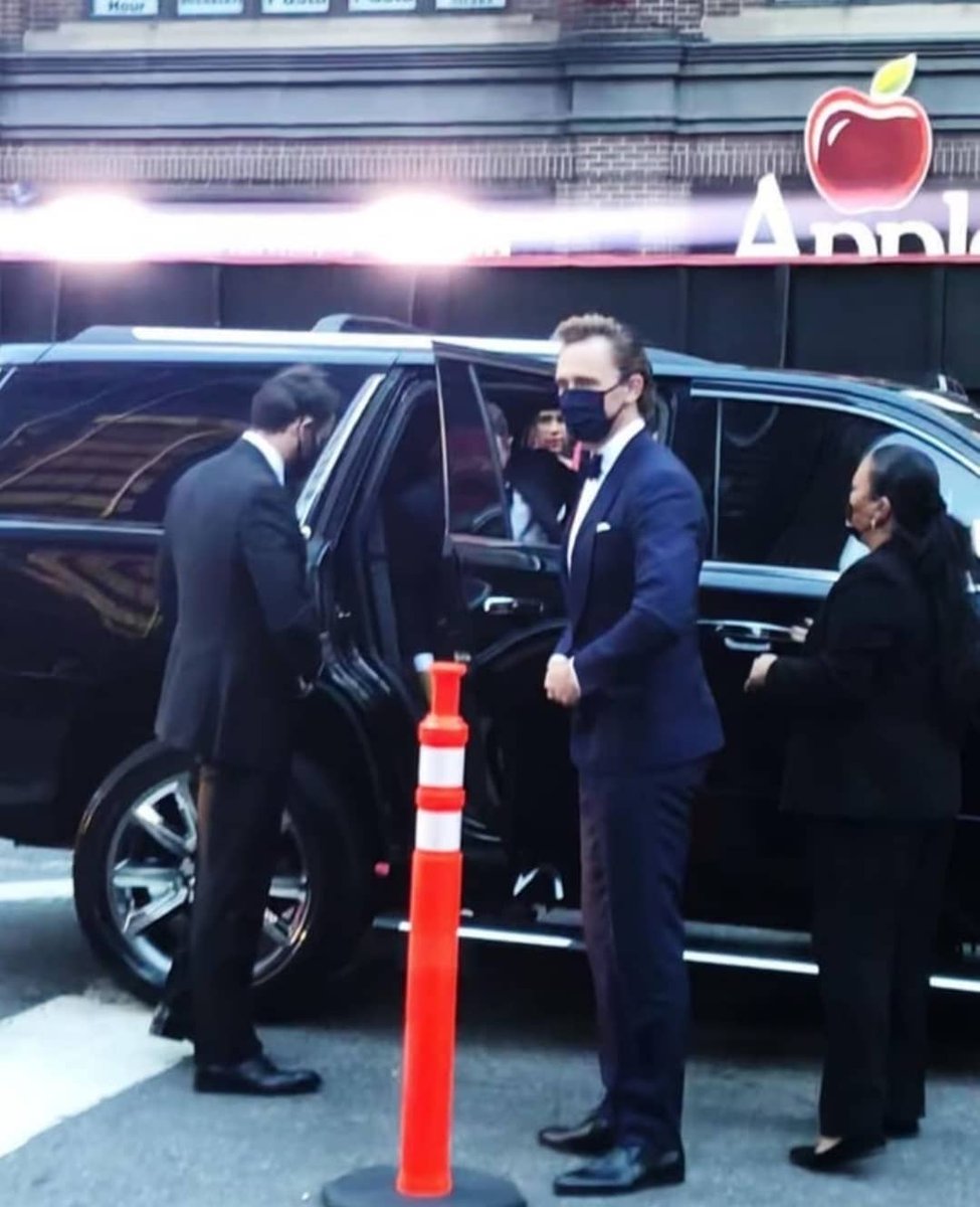 HiddlestonLatam's tweet photo. 📷|| Fotos nos vistas del día de ayer de #Tomhiddleston y #zaweashton en los Tony https://t.co/OOjnVI7sJd