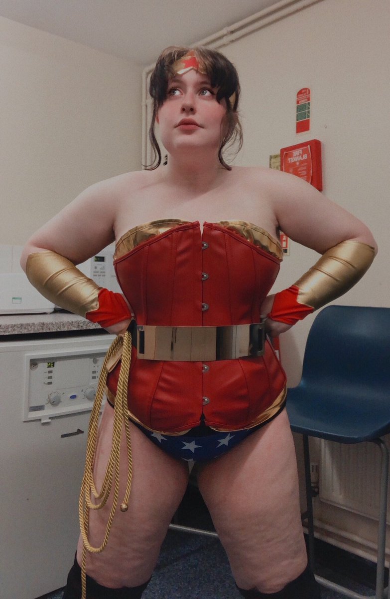 NEOBlNARY's tweet image. the way i couldn&apos;t see how i looked properly until i took pics... safe to say i cried, not exactly 100% accurate to any portals of diana but i always try to embody @RealLyndaCarter when i get the opportunity to cosplay wonder woman! #cosplay #nonbinarycosplayer #wonderwoman