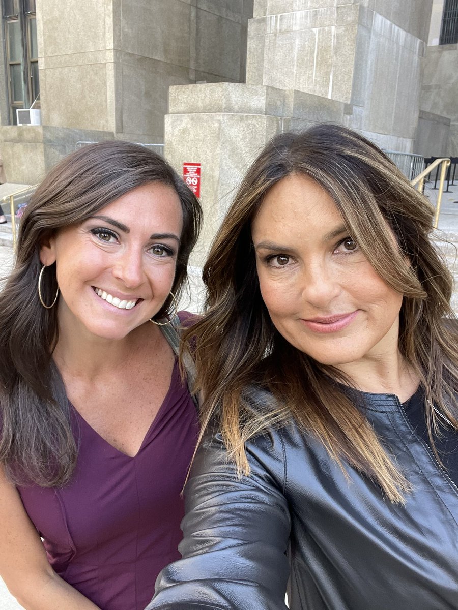 jesscunnington's tweet photo. Btw THIS is how my Monday started 😭😍🤩 got to see the queen @Mariska / Captain Benson in real life shooting @lawandordertv #nbcfam (so kind to all her fans that stopped to watch or wanted a pic🙏🏼) https://t.co/ztq3jE8cli