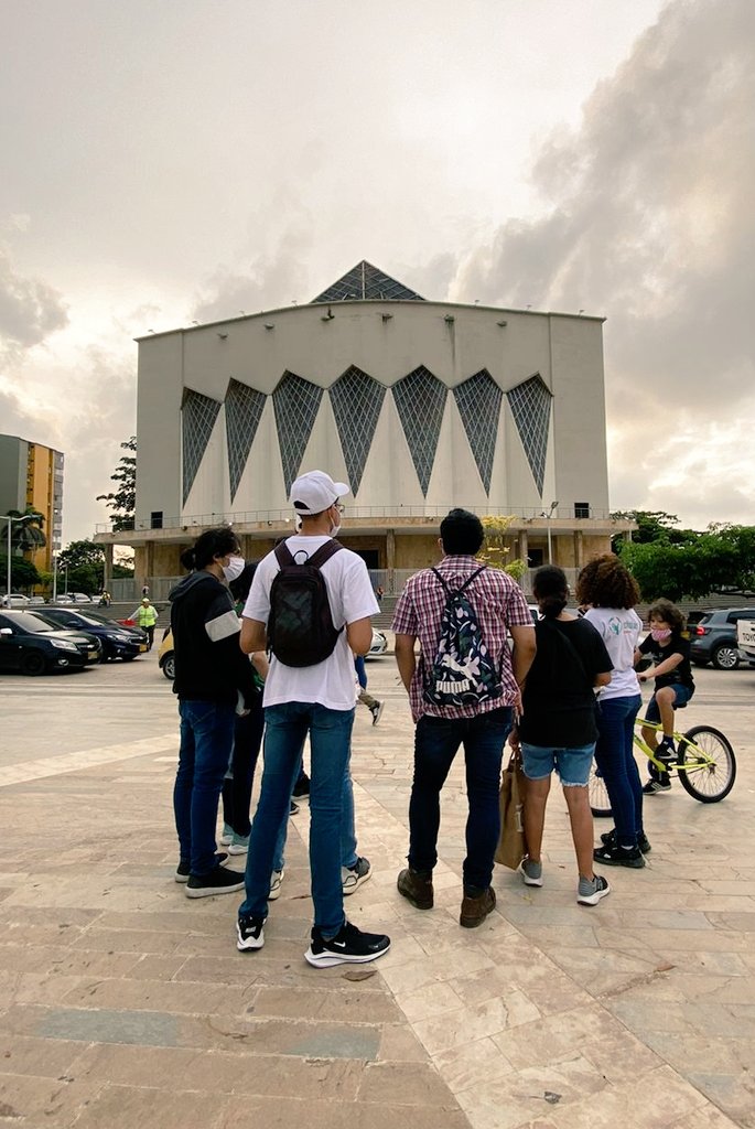 dianaseniorroca's tweet photo. Aprovechando el mes de #patrimonio, los voluntarios Scholas se tomaton la ciudad! Reconocer quienes somos, nuestra historia, aquello que nos moldeo y que nos da identidad, hace parte de entender y darle valor a aquellos bienes que se convierten en patrimonio personal y cultural. https://t.co/2j1KBvjNdy