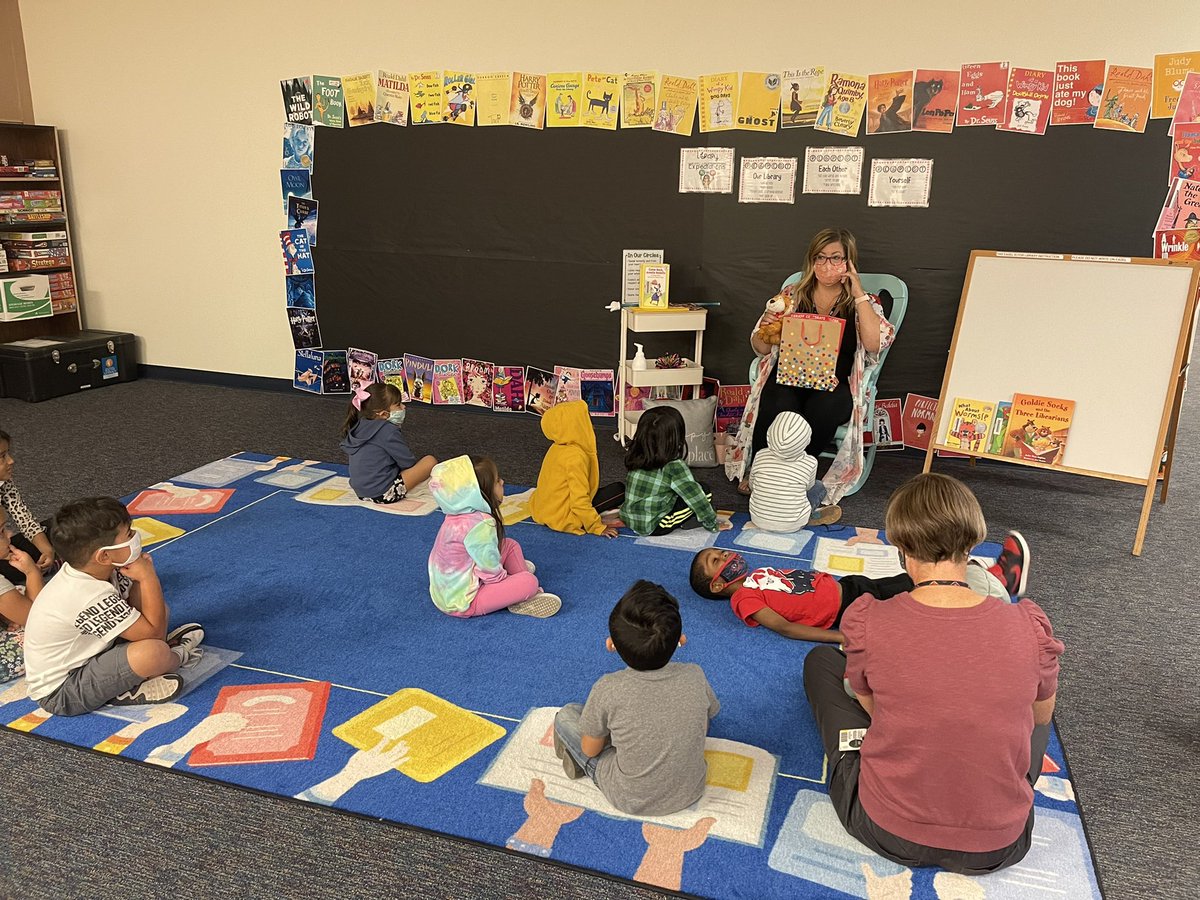 NHBookinBroncos's tweet photo. Tried something new with my PreK-1st grade kiddos. We started our lesson with a mystery bag that had 3 items inside. Students were encouraged to predict and think about the items before reading, and afterwards we discussed how they were related to the story! #NEISDlibs https://t.co/BYpoAK9tOk