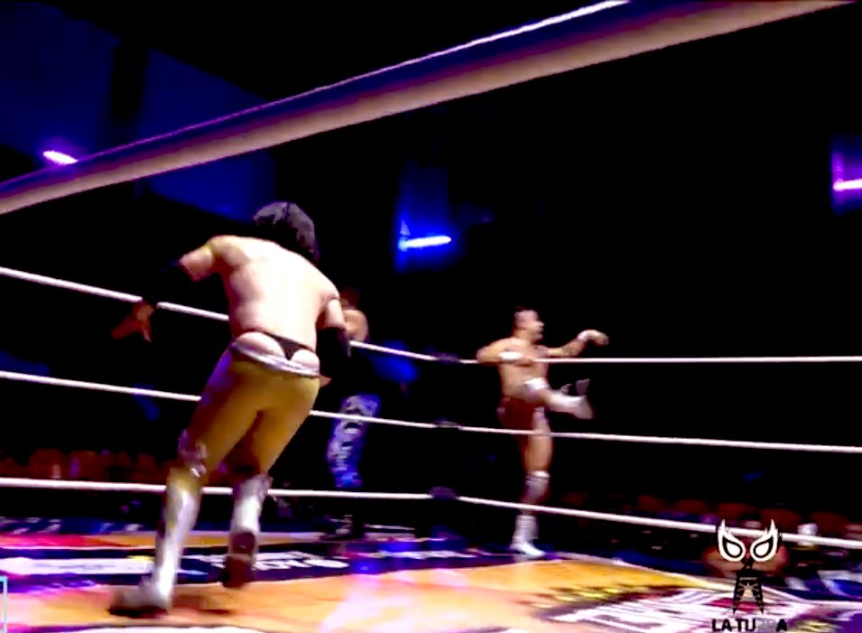 ThongWrestlers's tweet photo. Al Caballero de plata le bajan las mallas para darle con el cinturón y quedó expuesta su tanga negra 
#luchadorentanga #tangadeluchador #luchalibre #caballerodeplata #luchamexicana #hombreentanga #tanga https://t.co/Vz8HOyBjw3