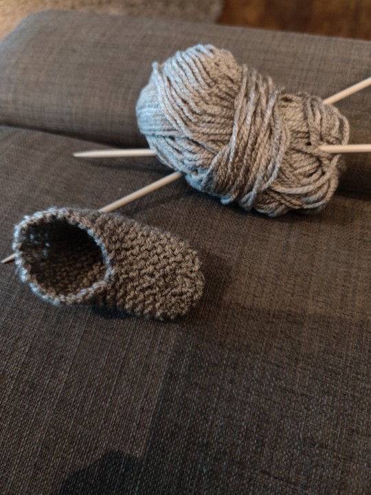 EmzSpadge's tweet photo. Sat here in the UK knitting and watching @NFLUK And as an @Eagles fan I'm feeling some pain and wishing I hadn't stayed up 😭 At least my knitting is going better than the game 🤔🏈 https://t.co/auX53ZkB7P