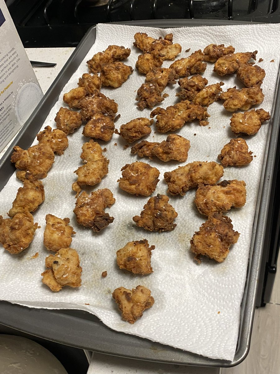 CallahanCalvin's tweet photo. @jayhaykid @DALLASBRADEN209 @Jared_Carrabis @MichaelF_15 “Velveeta is an Everyman’s cheese” 

Threw it back to episode 170 today and followed the wise JayHay’s instructions with some creative liberties.  Also whipped up some spicy nugs. https://t.co/MoUvspukmX