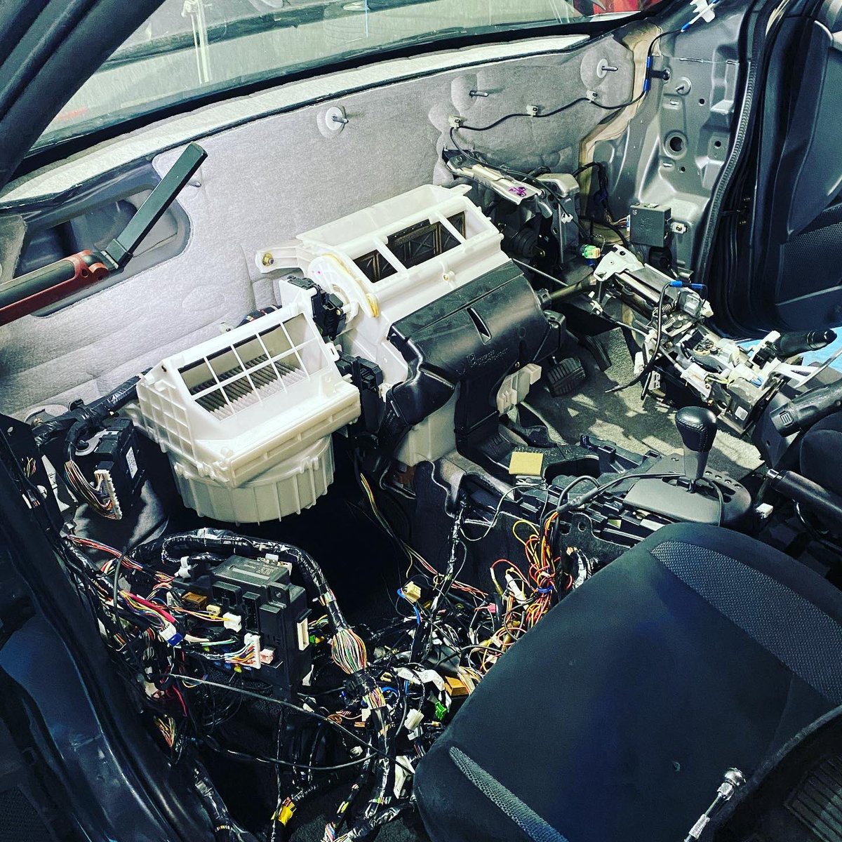 C_SPACE_U_POHS's tweet photo. 松村です🔧
ミツビシアウトランダー🚗
エアコン不良です。
エバポレーターからのガス漏れ･･
ひたすらばらすしか😭
とにかく時間が掛かります💦
もう少し作業しやすい造りなら嬉しいのですがw
#柏原市
#八尾市
#藤井寺市
#富田林市
#和泉市
#中古車
#レンタカー
#ユーポス
#ミツビシ
#アウトランダー https://t.co/ZqmDAGSk9S