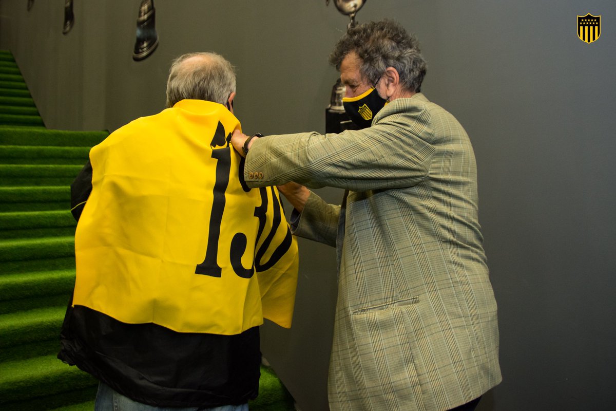 #Peñarol es uno. Y el agradecimiento a los Socios Vitalicios es de todos. Por eso, esta noche la entrega de medallas fue realizada también por glorias aurinegras, por el entrenador del primer equipo y por el capitán del plantel. ¡Una noche para el recuerdo! 

#130AñosDeGloria