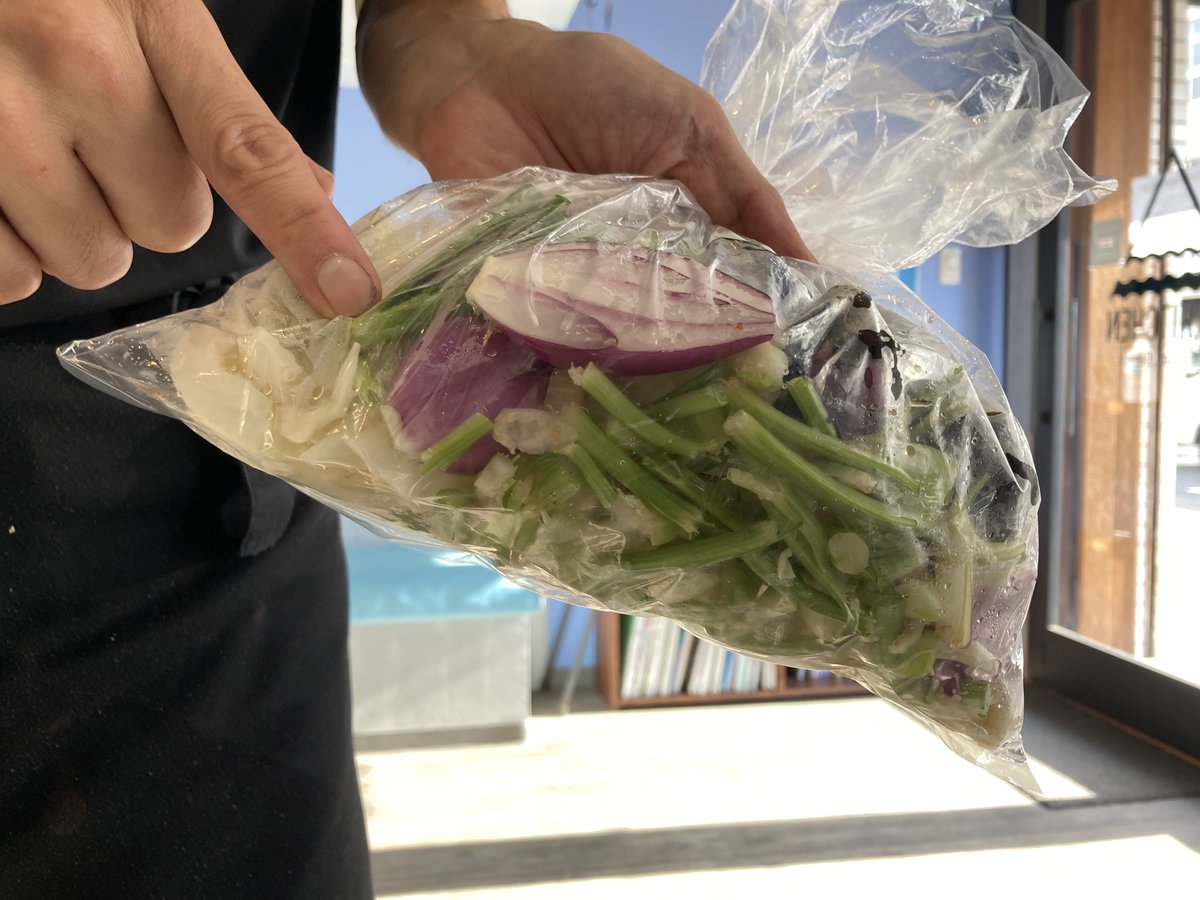 miki_mizunama's tweet photo. 逗子「#AIDKITCHEN 」
お野菜中心のデリやお弁当が楽しめるお店🥕🥒🍅
もったいない野菜をフル活用し、フードロス削減に注力されています!
タッパーサービスも🌿
郡山さんありがとうございました😌✨
明日も #セーブアンドイート なお店をご紹介!🌏🌱✨
#fmyokohama #とれせん https://t.co/Tnhvu5EzE8