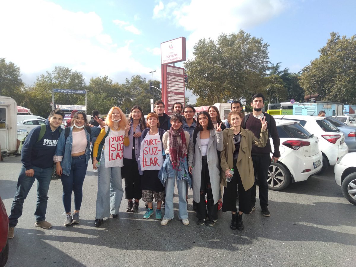 Erdoğan’ın hedef göstermesinin ardından gözaltına alınan tüm arkadaşlarımız serbest bırakıldı.
Saraylarda lüks ve şatafat içinde yaşayanların sokaklarda yaşayan öğrenciler olarak korkuları olmaya devam edeceğiz.
Bizleri gözaltına alarak korkutamayacaksınız!
#yurtsuzlargözaltında