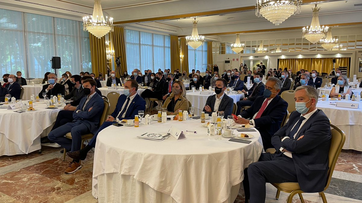 NavarraCapital's tweet photo. 📸 [#GALERÍA] ☕️ #DESAYUNOEMPRESARIAL | El @HotelTresReyes de #Pamplona acoge nuestro #DesayunoEmpresarial con Enrique Ordieres, presidente de Grupo @CinfaSalud. El encuentro está patrocinado por @CRuralNavarra y #Reybesa, y cuenta con la colaboración de @IMQnavarra y el hotel. https://t.co/Bh2sIKkQKh