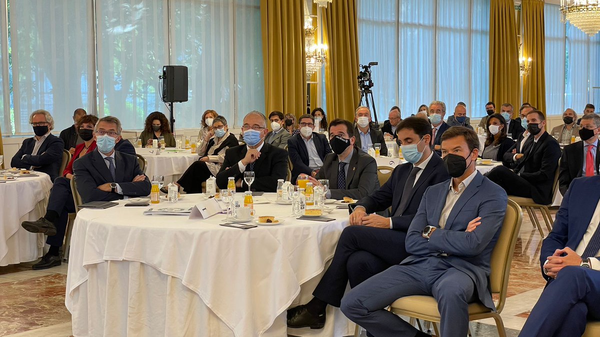 NavarraCapital's tweet photo. 📸 [#GALERÍA] ☕️ #DESAYUNOEMPRESARIAL | El @HotelTresReyes de #Pamplona acoge nuestro #DesayunoEmpresarial con Enrique Ordieres, presidente de Grupo @CinfaSalud. El encuentro está patrocinado por @CRuralNavarra y #Reybesa, y cuenta con la colaboración de @IMQnavarra y el hotel. https://t.co/Bh2sIKkQKh