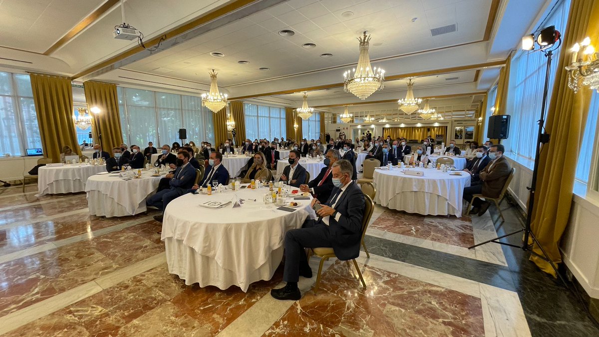 NavarraCapital's tweet photo. 📸 [#GALERÍA] ☕️ #DESAYUNOEMPRESARIAL | El @HotelTresReyes de #Pamplona acoge nuestro #DesayunoEmpresarial con Enrique Ordieres, presidente de Grupo @CinfaSalud. El encuentro está patrocinado por @CRuralNavarra y #Reybesa, y cuenta con la colaboración de @IMQnavarra y el hotel. https://t.co/Bh2sIKkQKh