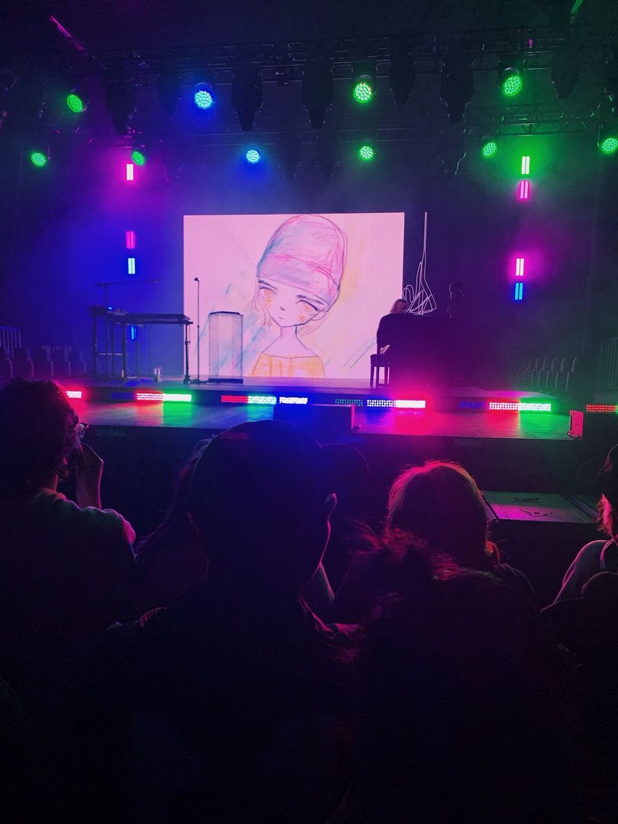 y4mis3nsei's tweet photo. Thank you so much @porterrobinson for this wonderful album, and this kick-ass show! We Love You <3 (๑>◡<๑) https://t.co/orgvsUlJNP