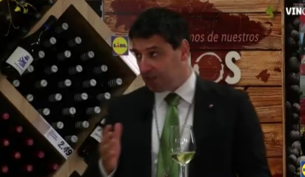 Doriroga's tweet photo. Lidl refuerza su bodega. El sumiller Jon Andoni Rementería ha seleccionando 15 vinos recomendados para la cadena. Destacan por su excelente relación calidad-precio. ¡Salud! #catavirtual #vinos @lidlespana #vinoslidl #sumiller @jonandonirementeria #vinosespañoles #vinazos https://t.co/exX0pljiYy