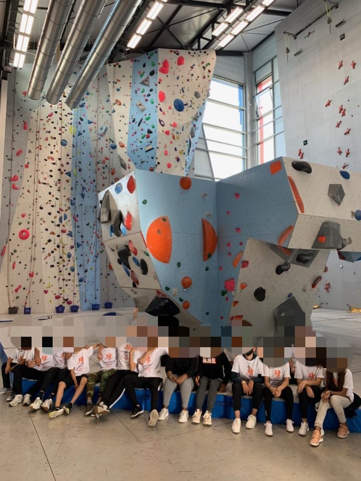 ClgDiderot's tweet photo. Journée d'intégration à l'association entre-temps escalade pour les #UPEAA du @ClgDiderot @diderot25 @acbesancon . Quoi de mieux que l'#escalade pour se connaitre et se faire confiance 🧗 https://t.co/WUSq0vph2x