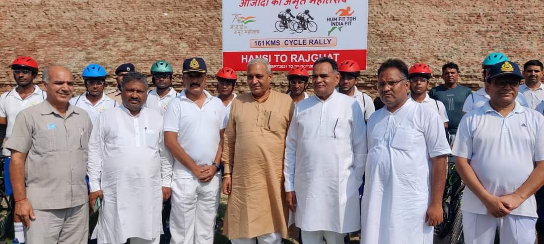 BhayanaVinod's tweet photo. आजादी के अमृत महोत्सव पर Border security force के जवानों द्वारा हांसी के ऐतिहासिक किले से दिल्ली राजघाट तक की साईकल यात्रा का डिप्टी स्पीकर श्री रणबीर गंगवा जी के साथ शुभारम्भ करते हुए।
#आजादी_के_अमृत_महोत्सव https://t.co/qusjgsPAPM