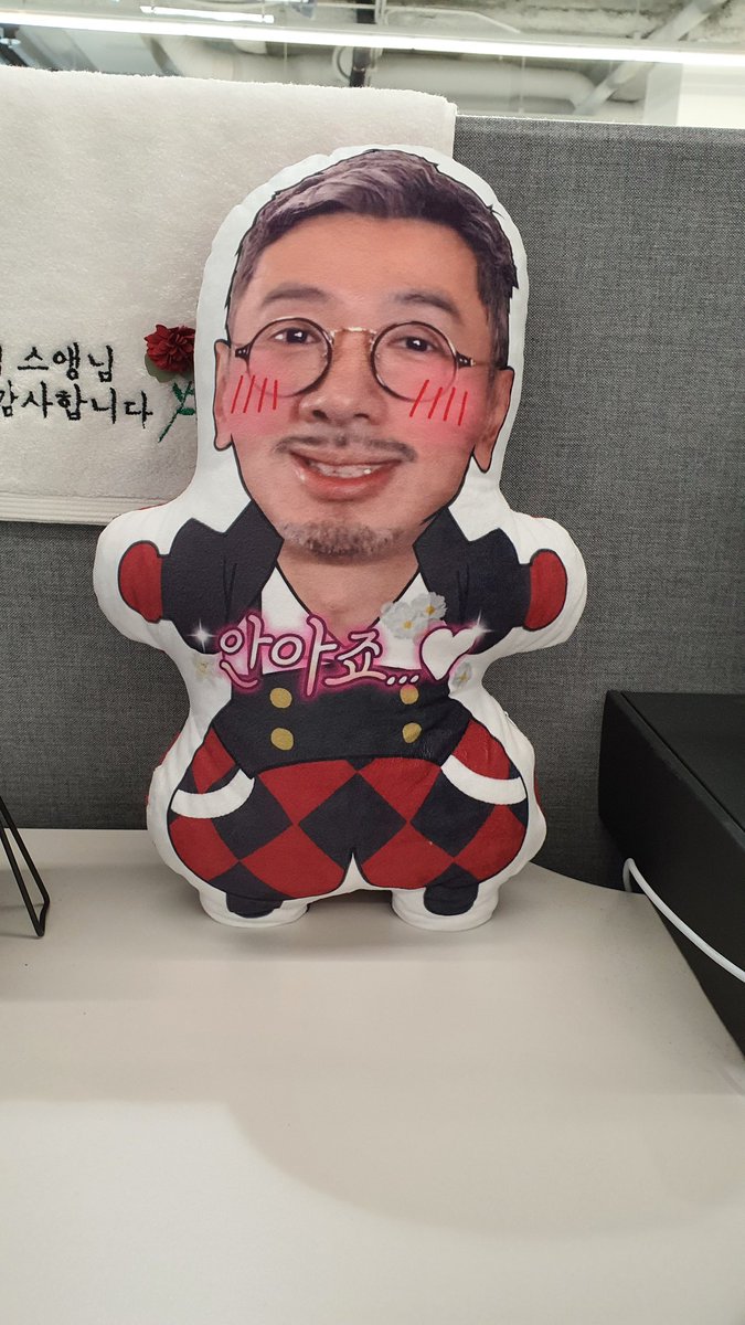 EXOS_AD's tweet image. 같은날 입사하신 원화팀원 두분이 
3주년 기념 감사의 의미로 준비한 작은 선물이라며..
그저 오랜시간 함께해줘서 감사할 따름인데 감동스럽게 뭘 이딴.. 아니 이런걸 다..

어쩐지.주면서 멘트가 "버리진 마세요"더라.