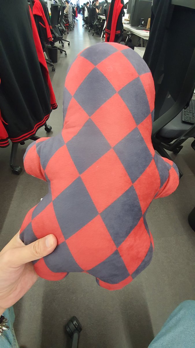 EXOS_AD's tweet image. 같은날 입사하신 원화팀원 두분이 
3주년 기념 감사의 의미로 준비한 작은 선물이라며..
그저 오랜시간 함께해줘서 감사할 따름인데 감동스럽게 뭘 이딴.. 아니 이런걸 다..

어쩐지.주면서 멘트가 "버리진 마세요"더라.