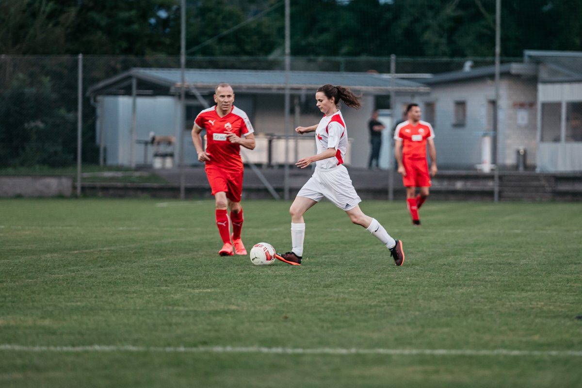 RotesKreuz_CH's tweet photo. Fairplay &amp; Menschlichkeit: Die Spielerinnen und Staff des SRK sind hochmotiviert, heute Abend den FC Helvetia in ihrem ersten offiziellen Spiel zu treffen. Wir freuen uns schon darauf! @flobrenzikofer @heimgartnerstef @johanna_gapany @LilianStuder @FWasserfallen @PriskaWismer https://t.co/Z3XoagNI13