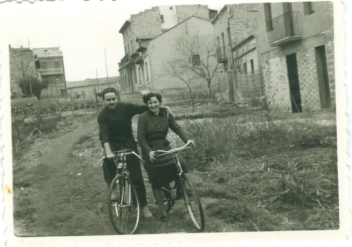bmanresaab's tweet photo. Continuem recordant com era el barri Ctra. de Santpedor 😍
📷 Carrer Balmes amb Jaume i Paquita Busquets Lladó (1942)
📷Carrer Balmes amb Zoilo Playà i Pepeta Ferrer (1942)
#favm #placomunitari #històriadelbarri #memòriahistòrica #manresa #bibliotequesxbm #bibliotequescat https://t.co/8G1BsyJGuf