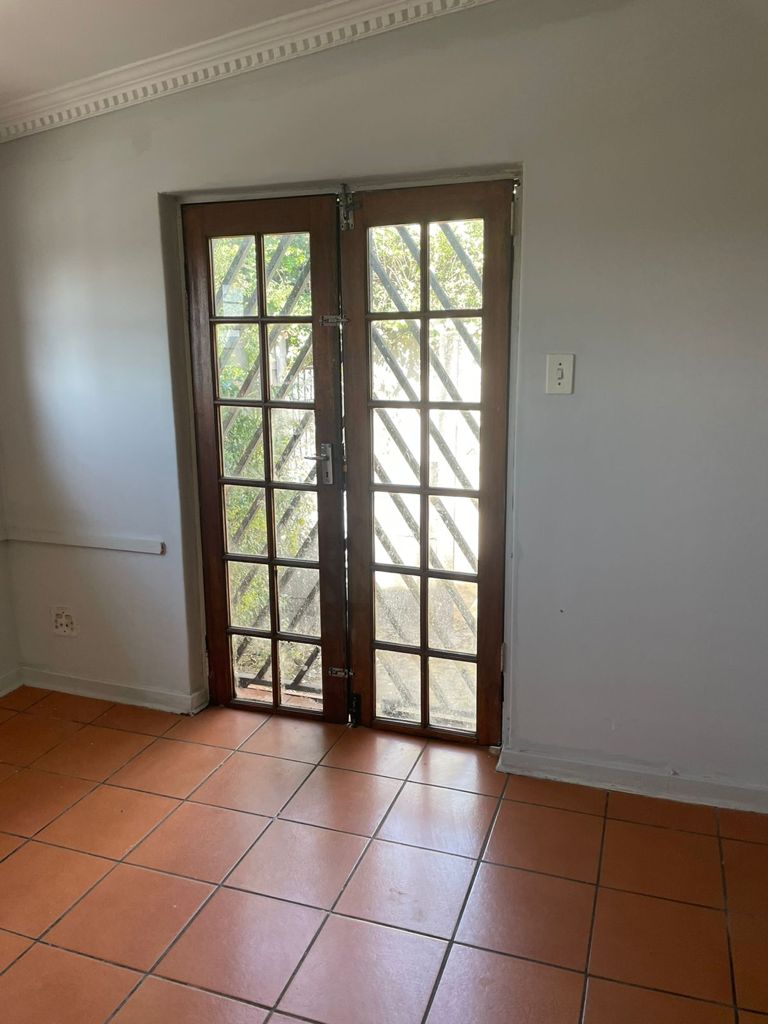 Michel_GroupSA's tweet photo. Start the new month on a good note and rent out this spacious room in Hursthill😁It comes with Free Water, a shared Bathroom and Kitchen 

Rent – R 2 700.00 P/M
Deposit is half rent 
Electricity is prepaid 
Parking Available 
Kids Friendly 
Secured and Safe https://t.co/4ecXgbv3ZL