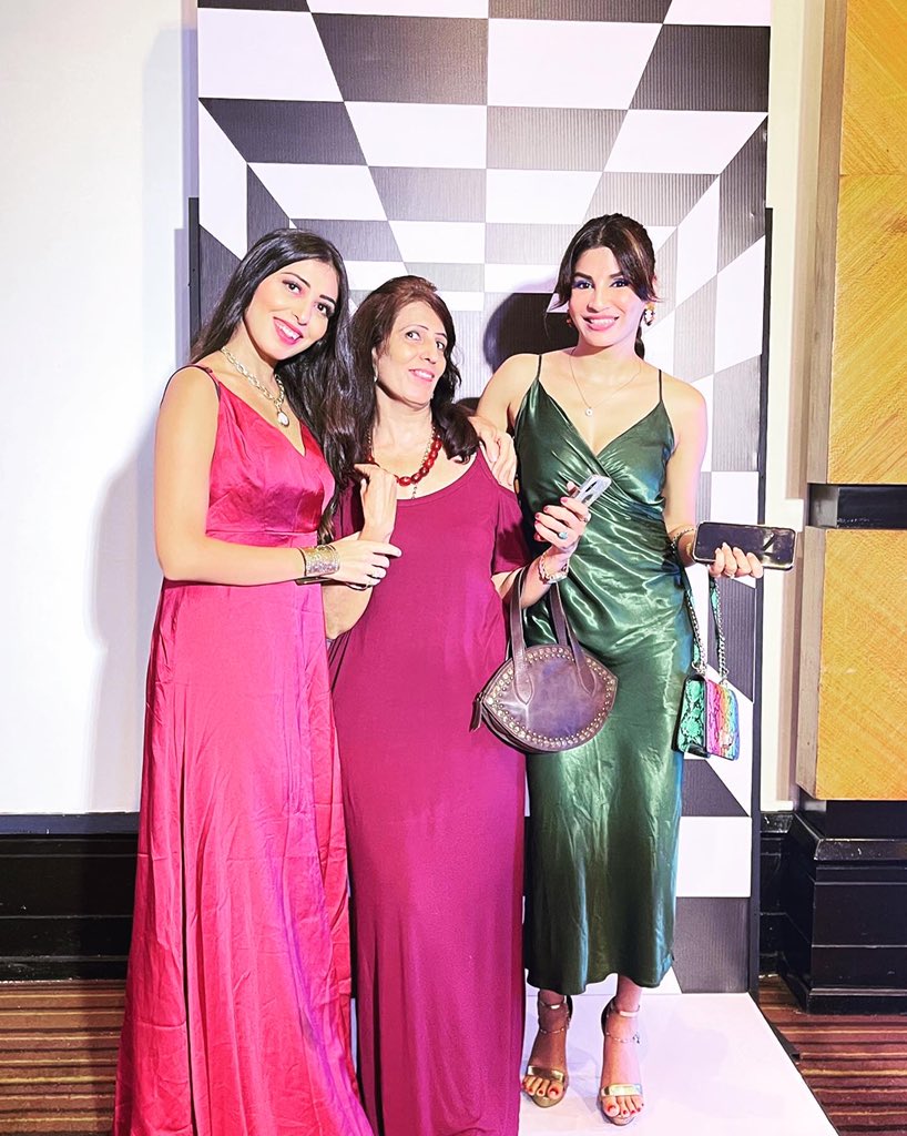 kiranruma's tweet image. #goodtimes😊 #enjoy #withfun
It's surprising how much memory is built around things unnoticed at the time.😎
@kiranruma 💕
@jmd_swastik 
@TwitterSupport 
@Twitter