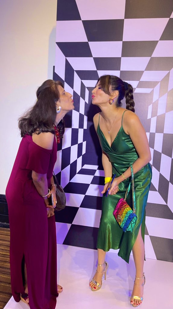 kiranruma's tweet image. #goodtimes😊 #enjoy #withfun
It's surprising how much memory is built around things unnoticed at the time.😎
@kiranruma 💕
@jmd_swastik 
@TwitterSupport 
@Twitter