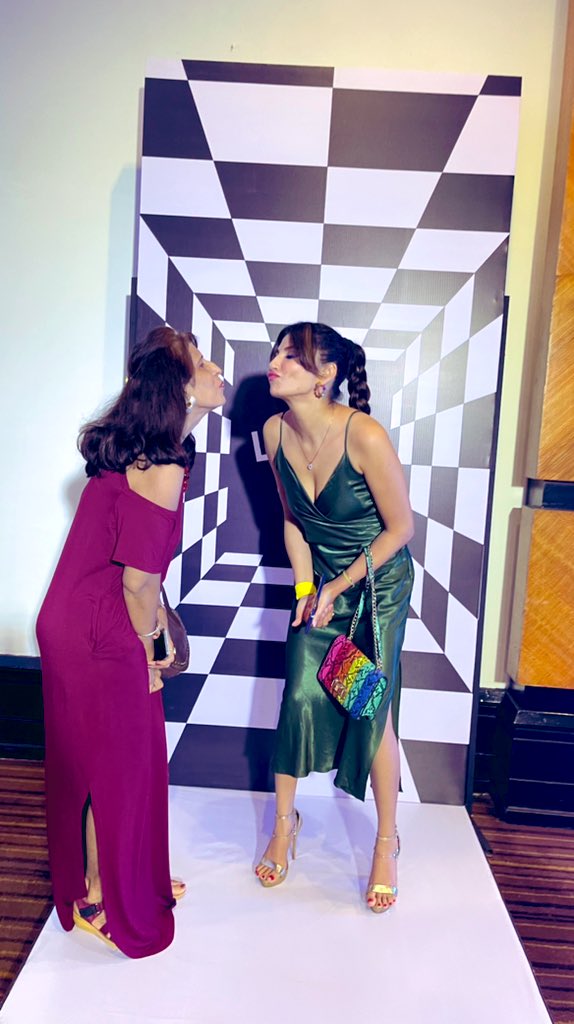 kiranruma's tweet image. #goodtimes😊 #enjoy #withfun
It's surprising how much memory is built around things unnoticed at the time.😎
@kiranruma 💕
@jmd_swastik 
@TwitterSupport 
@Twitter