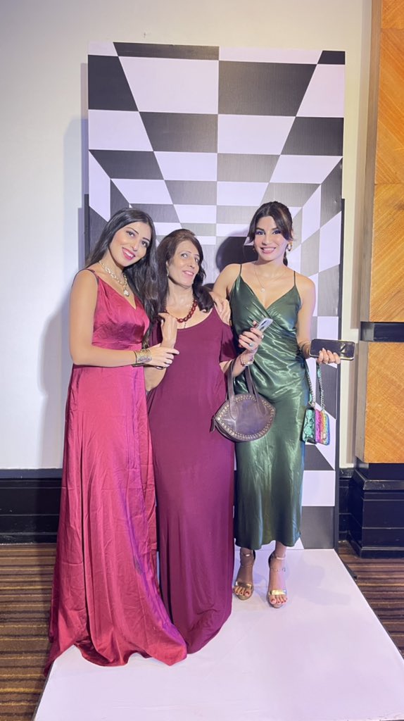 kiranruma's tweet image. #goodtimes😊 #enjoy #withfun
It's surprising how much memory is built around things unnoticed at the time.😎
@kiranruma 💕
@jmd_swastik 
@TwitterSupport 
@Twitter