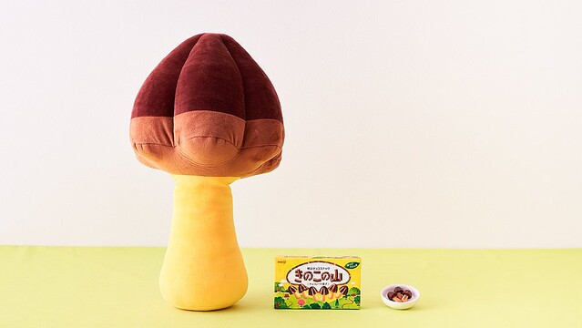 ビッグサイズ】「きのこの山」と「たけのこの里」のぬいぐるみが登場