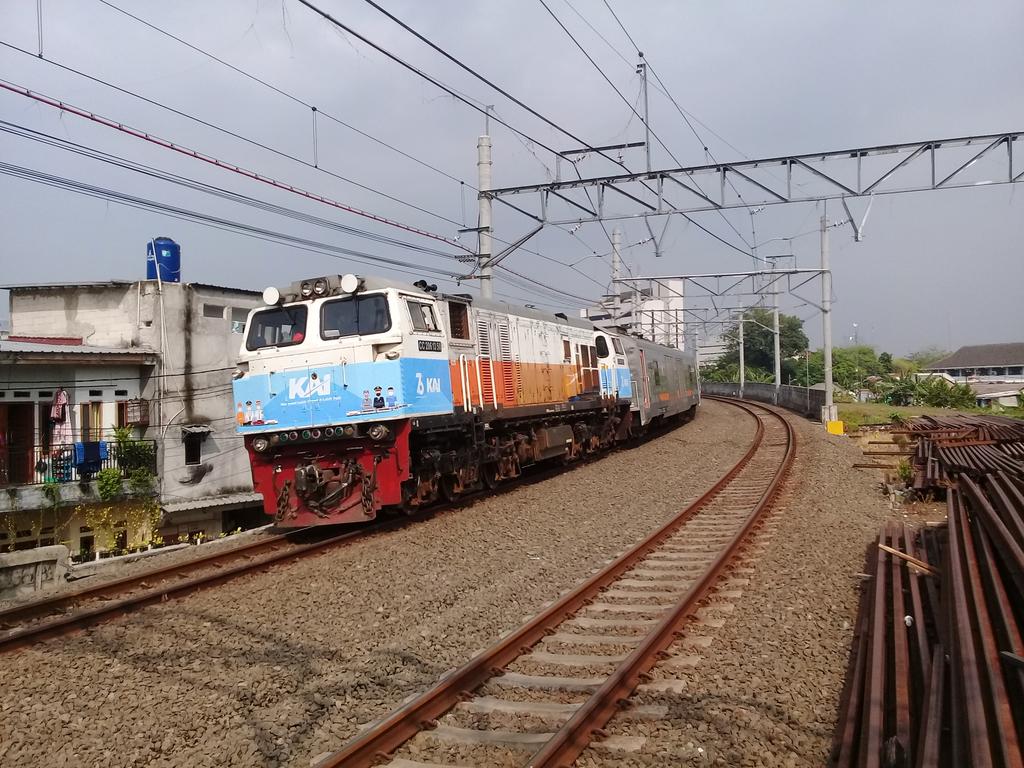 wira1517's tweet photo. Akhirnya kesampaian juga stiker special edition dirgahayu PT KAI ke 76 tahun.
#harikeretaapinasional 
#KAI76 
#MelayaniLebihCepatDanLebihBaik 
#fotosepur 
#antecsepur 
@KAI121 
@keretaapikita 
@jurnalrailfans 
@jalur5_ 
@AnkerTwiter 
@mas_didiek 
@GM_MarKA https://t.co/11xMiJlvzH