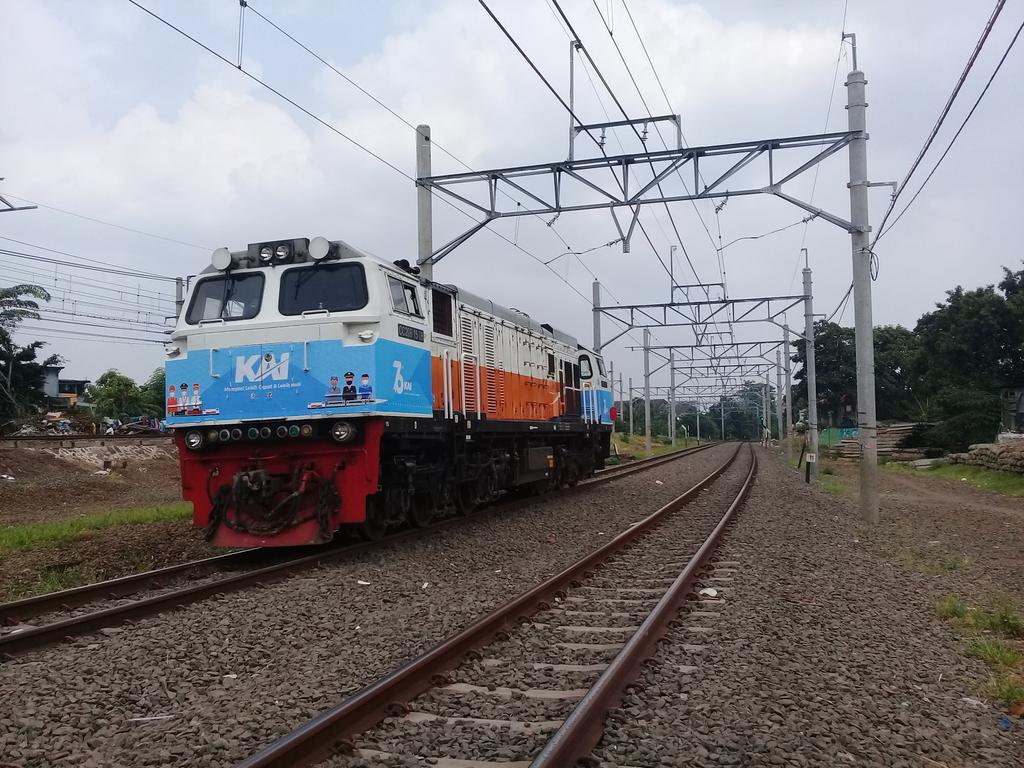 wira1517's tweet photo. Akhirnya kesampaian juga stiker special edition dirgahayu PT KAI ke 76 tahun.
#harikeretaapinasional 
#KAI76 
#MelayaniLebihCepatDanLebihBaik 
#fotosepur 
#antecsepur 
@KAI121 
@keretaapikita 
@jurnalrailfans 
@jalur5_ 
@AnkerTwiter 
@mas_didiek 
@GM_MarKA https://t.co/11xMiJlvzH