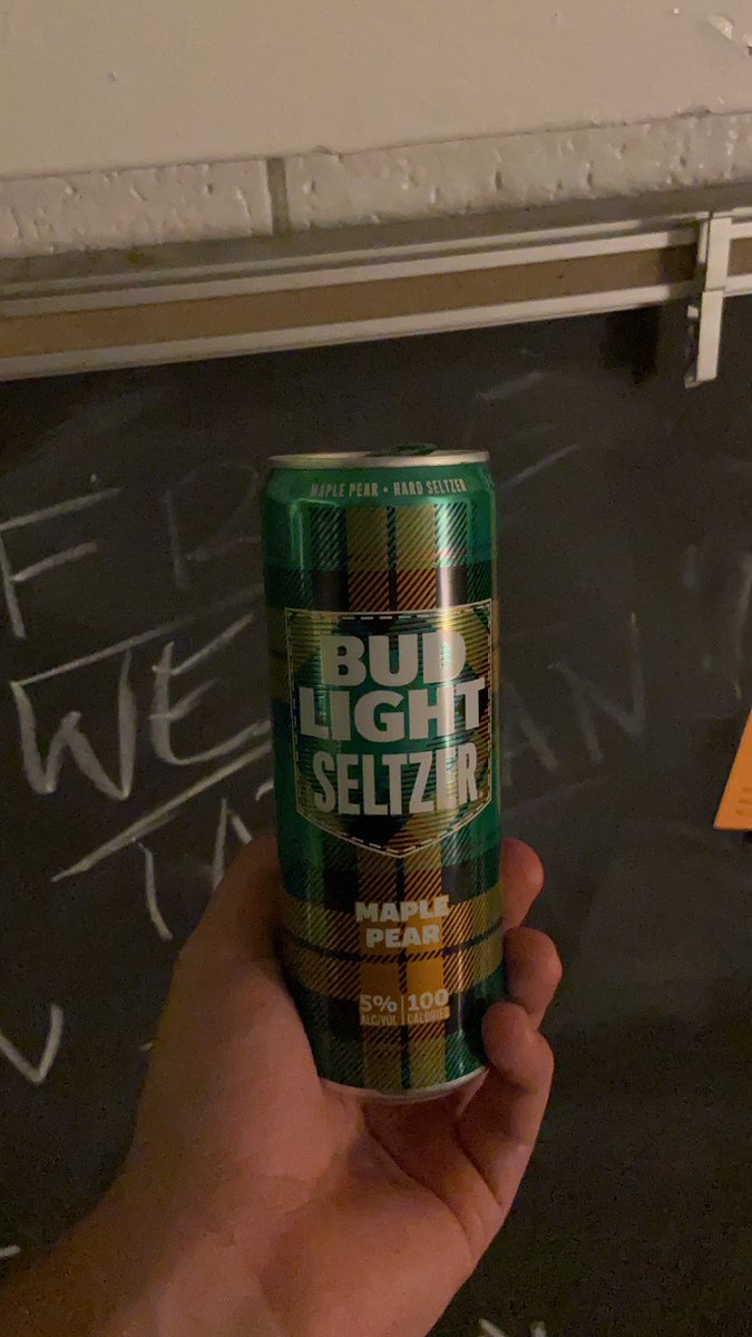 rushdvhouse's tweet photo. Maple pear pulled ahead of the pack in our taste tests. More drinkable than either pumpkin spice or marshmallow and not as reliant on the novelty factor. This was the first seltzer of the pack that we can picture ourselves having more of. 7.5/10. https://t.co/KAuYH30LYK