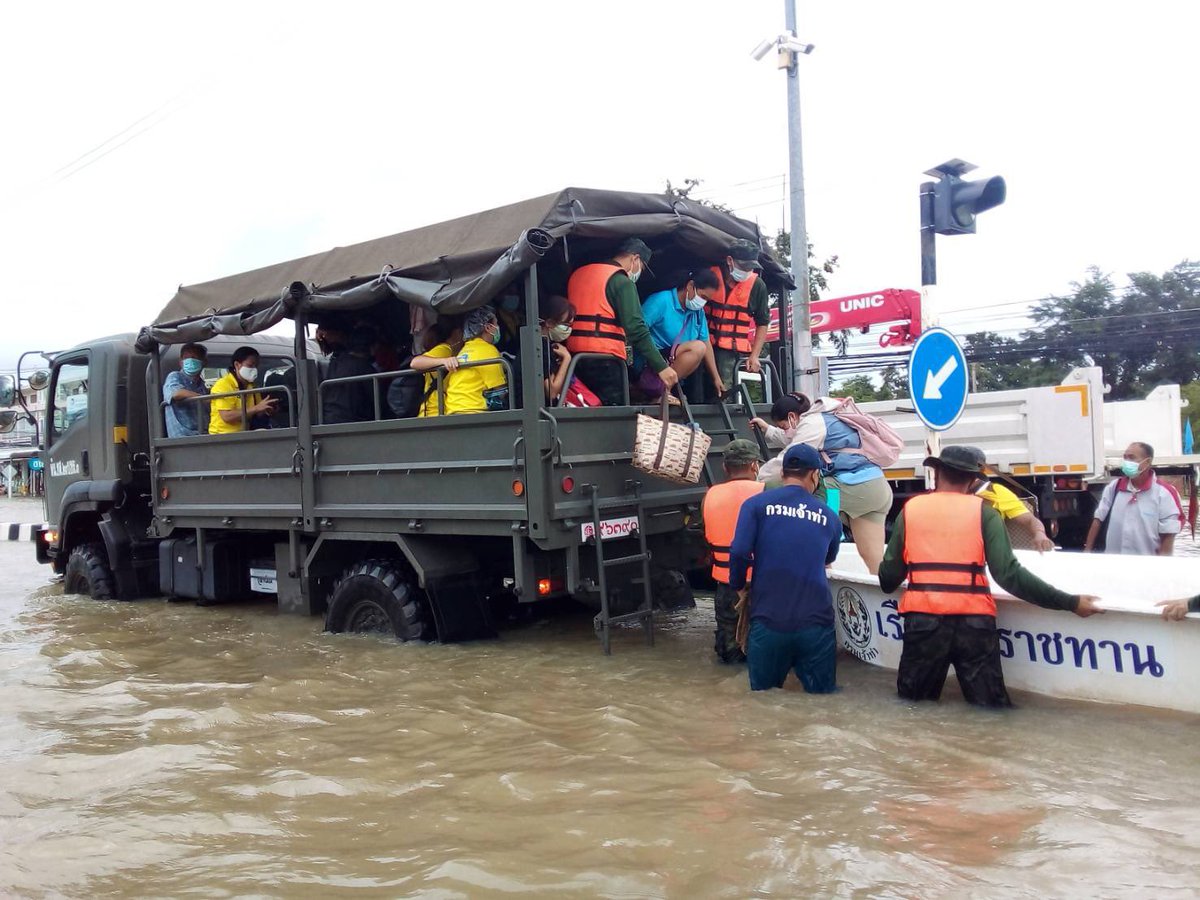 Haford9's tweet photo. นำ้สูง💦เดินทางลำบาก ทหารพาไป🪖🚛

บชร.3 โดย ร้อย.บก.บชร.3 
🚛🛶จัดรถรับ – ส่งผู้ป่วยฟอกไต, เจ้าหน้าที่พยาบาล ส่ง รพ.สุโขทัย และรับ - ส่งประชาชน จากเส้นทางบิ๊กซีสุโขทัย –โรงพยาบาลสุโขทัย-เทศบาลเมืองสุโขทัย https://t.co/8C8m8nwajQ