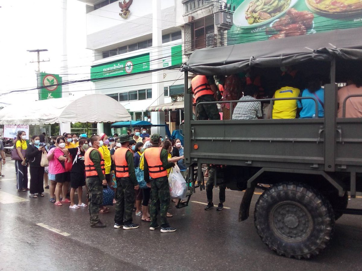 Haford9's tweet photo. นำ้สูง💦เดินทางลำบาก ทหารพาไป🪖🚛

บชร.3 โดย ร้อย.บก.บชร.3 
🚛🛶จัดรถรับ – ส่งผู้ป่วยฟอกไต, เจ้าหน้าที่พยาบาล ส่ง รพ.สุโขทัย และรับ - ส่งประชาชน จากเส้นทางบิ๊กซีสุโขทัย –โรงพยาบาลสุโขทัย-เทศบาลเมืองสุโขทัย https://t.co/8C8m8nwajQ