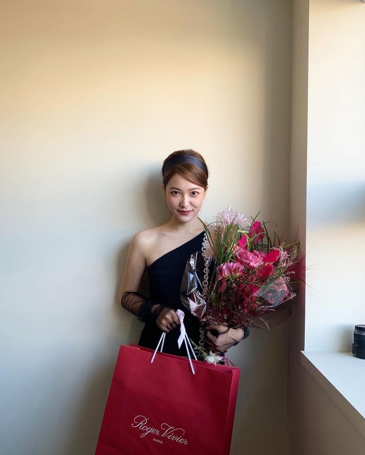 RVUPDATE_'s tweet photo. INSTAGRAM UPDATE

"RV = 💞 @.rogervivier"
 https://t.co/gsNJdksT3Y (1)

#YERI #RedVelvet @.yerimiese @RVsmtown https://t.co/ihxQllcVew