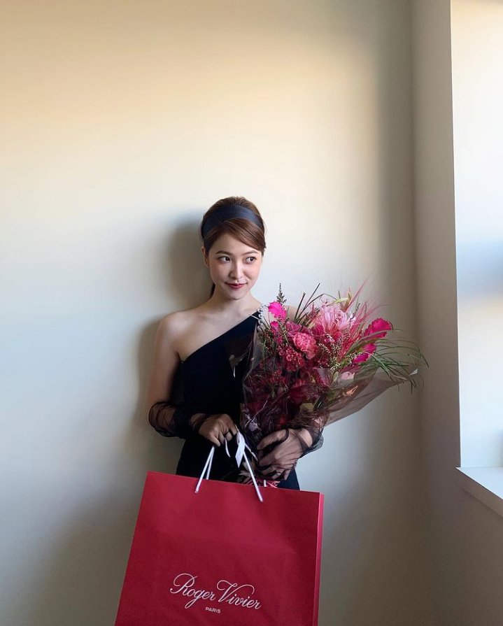 RVUPDATE_'s tweet photo. INSTAGRAM UPDATE

"RV = 💞 @.rogervivier"
 https://t.co/gsNJdksT3Y (1)

#YERI #RedVelvet @.yerimiese @RVsmtown https://t.co/ihxQllcVew