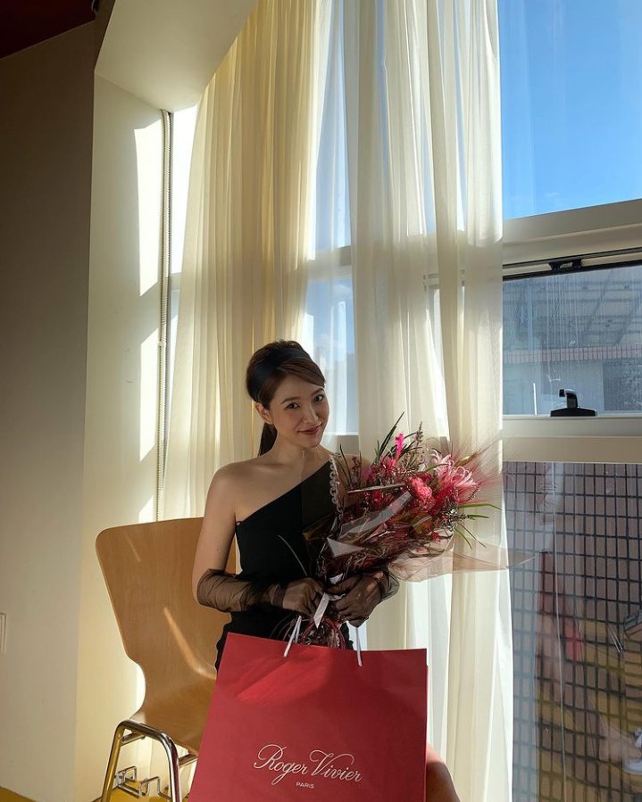 RVUPDATE_'s tweet photo. INSTAGRAM UPDATE

"RV = 💞 @.rogervivier"
 https://t.co/gsNJdksT3Y (3)

#YERI #RedVelvet @.yerimiese @RVsmtown https://t.co/WItubNmhDK