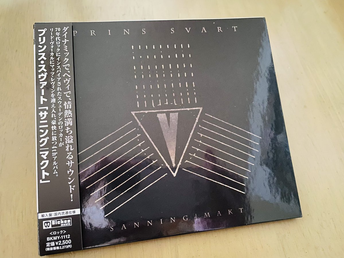 sweeetrock's tweet photo. 今作からマッツ・レヴィン参加のスウェーデンのPRINS SVART新作♪
ex Poodlesのヘンリクに、FORTUNEやSnakes In Paradise等を経たメンバーでクラシックハードロックな作品。
マッツのエモーショナルな歌に、70年代を感じさせるドゥーミーでダイナミックな渋めサウンド!
#PrinsSvart
#SannigMakt https://t.co/uKfAL6fd37