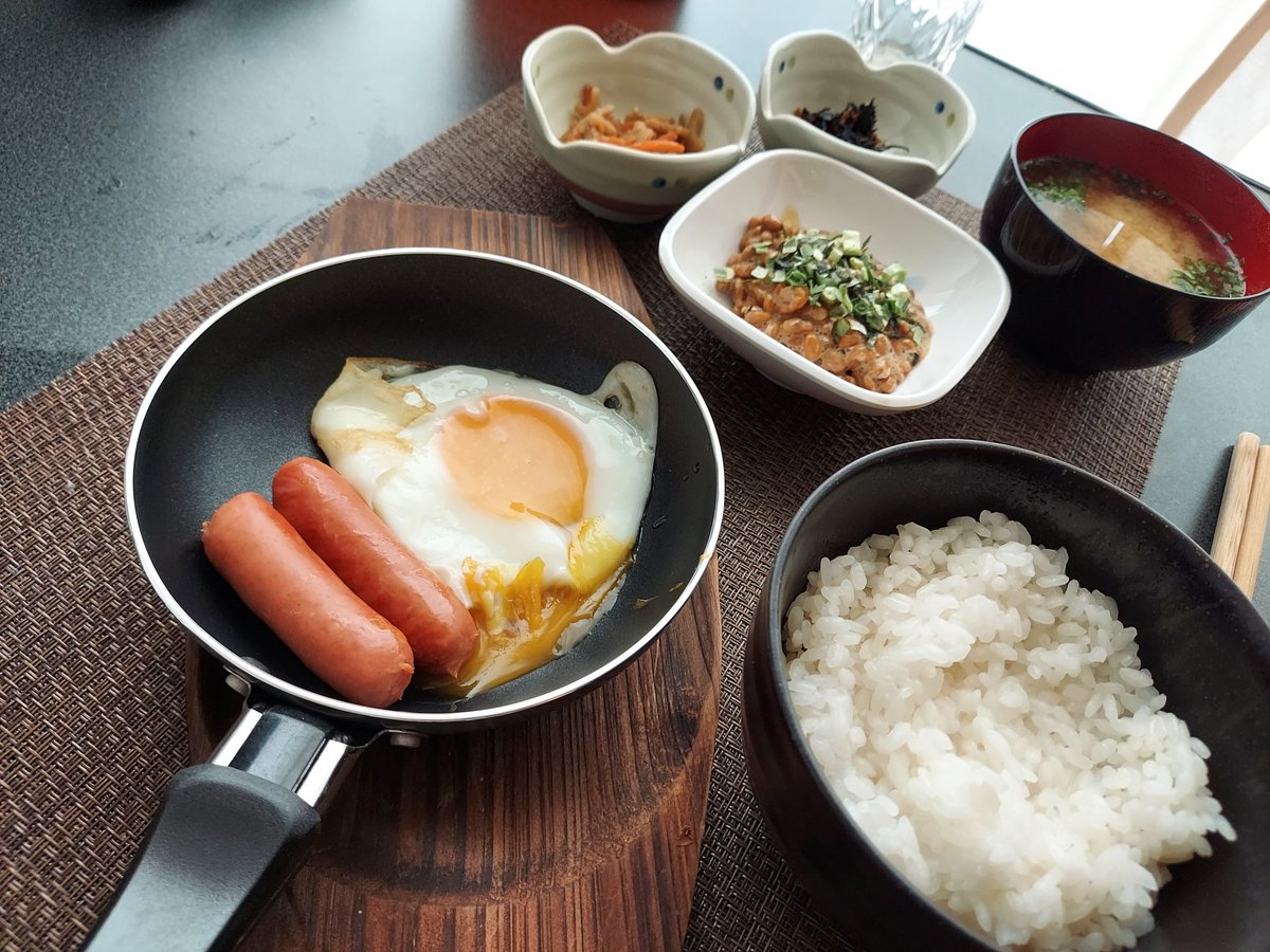 bashii_2's tweet photo. ダイソーにいったらミニフライパンとコップサイズの炊飯器を発見😄
思わず買ってしまった　笑
#おうちご飯 https://t.co/YM1qyzNYwO