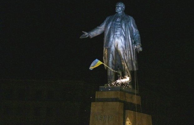 falledlenin's tweet photo. В цей день 2014 року в місті Харкові був повалений другий за висотою в Україні пам'ятник Леніну (20 м). https://t.co/T83rbsY6i4